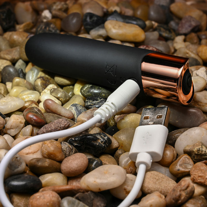 Gender X THE GOLD STANDARD - Black/Rose Gold 10 cm USB Rechargeable Bullet